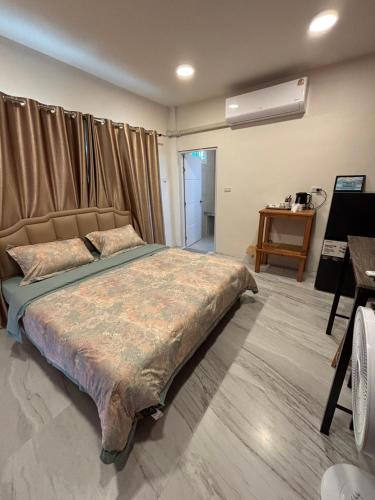 a bedroom with a large bed in a room at KaizaHotel Suvarnabhumi Airport in Lat Krabang