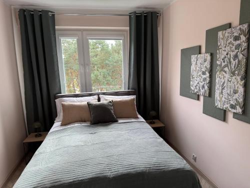 a bed in a bedroom with a window at Urban Relax AC Progres in Toruń
