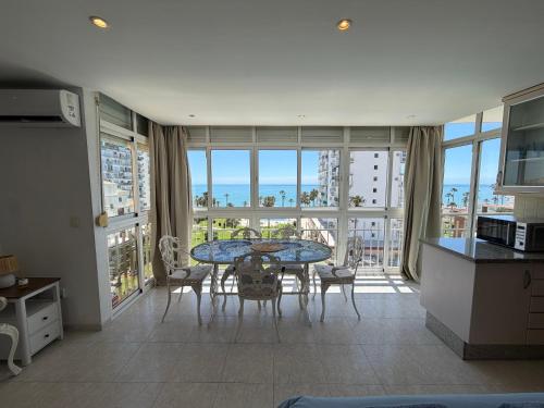 Estudio Luminoso con Vistas al Mar y Piscina