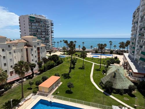 Estudio Luminoso con Vistas al Mar y Piscina