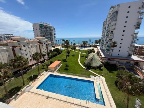 Estudio Luminoso con Vistas al Mar y Piscina