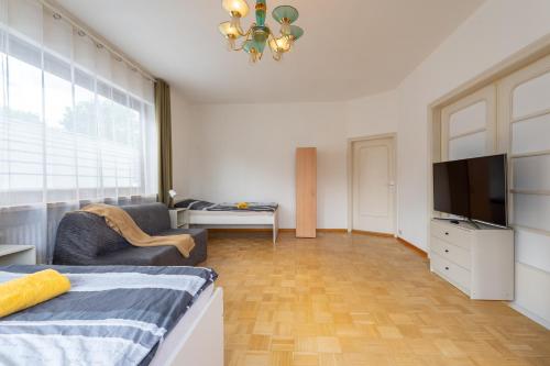 a living room with a bed and a television at Space Comfort Bremen Apartment mit Balkon bis zu 6 Personen in Bremen