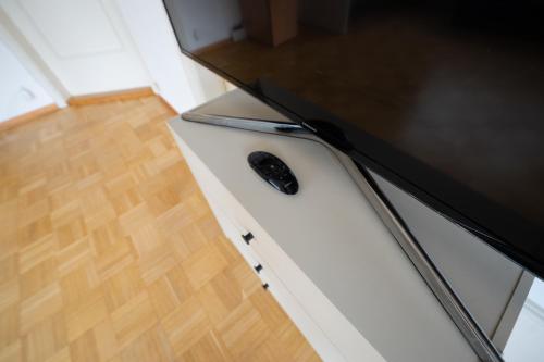 a black counter top on top of a white drawer at Space Comfort Bremen Apartment mit Balkon bis zu 6 Personen in Bremen