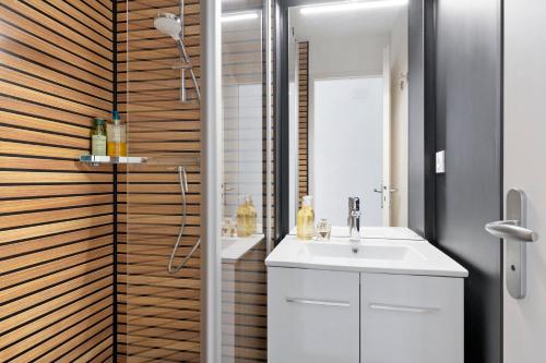 a bathroom with a sink and a shower at La Terrasse du Golf Bourgenay in Talmont