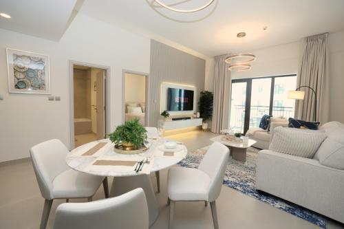 Yas Island Luxury Resort Living w/Pool & Golf View