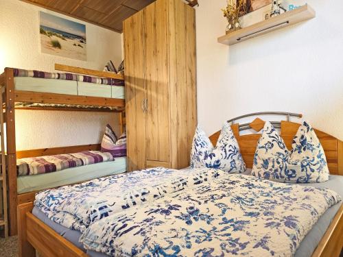 a bedroom with a bed and bunk beds at Ferienhaus am Wiesengrund in Sagard