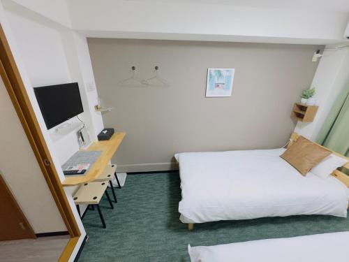 101 Dotonbori Riverside 5 min walk to Dotonbori Kuromon Market Shinsaibashi, Namba Business District Balcony with washing machine 1F free dryer, microwave