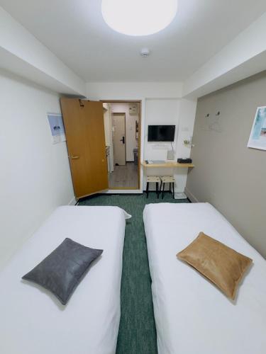 101 Dotonbori Riverside 5 min walk to Dotonbori Kuromon Market Shinsaibashi, Namba Business District Balcony with washing machine 1F free dryer, microwave