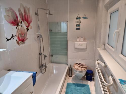 a bathroom with a tub and a toilet at Reethus Mandy in Staphel