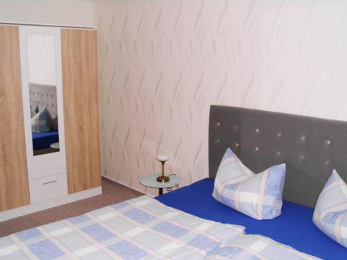 a bedroom with a bed and a mirror at Ferienwohnung Boddennähe in Polchow