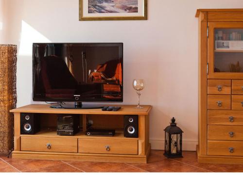 a tv sitting on a wooden entertainment center with speakers at Villa Friede-Marie, FeWo Meeresidyll in Sassnitz