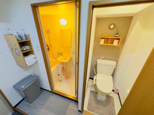 101 Dotonbori Riverside 5 min walk to Dotonbori Kuromon Market Shinsaibashi, Namba Business District Balcony with washing machine 1F free dryer, microwave