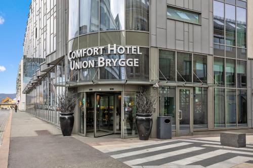 a building with a sign that reads comfort hotel unionneauneau at Comfort Hotel Union Brygge in Drammen