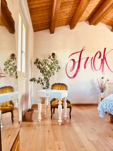 a room with a piano and a sign that readsitz at La Rock House BnB in Mercato Saraceno