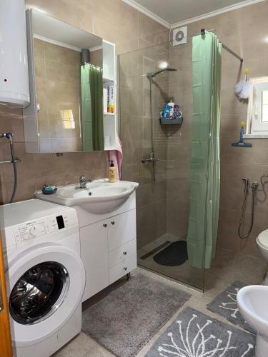a bathroom with a washing machine and a shower at Apartman za odmor Plivska Jezera in Jajce