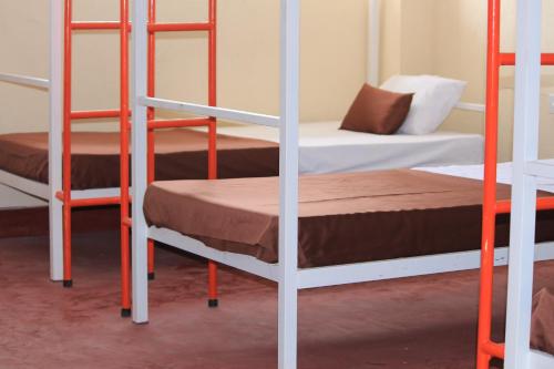 Un pat sau paturi într-o cameră la Beach Break Surf Hostel