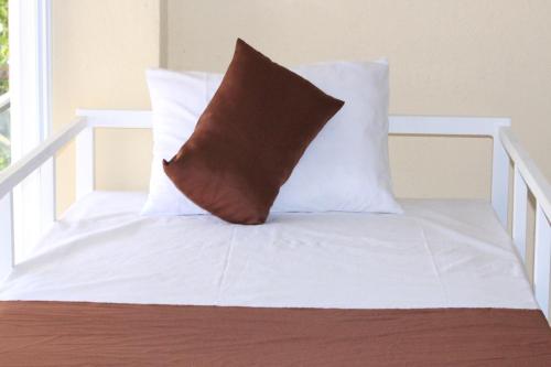 Una cama o camas en una habitación de Beach Break Surf Hostel