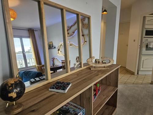 a bathroom with a large mirror and a sink at Quai de la Gare, Appartement étape, 2 chambres, face à la Gare in Châtellerault