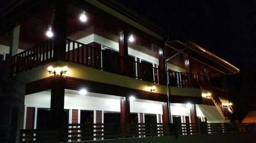 een groot gebouw met een balkon 's nachts bij Welcome holiday in Chiang Khan