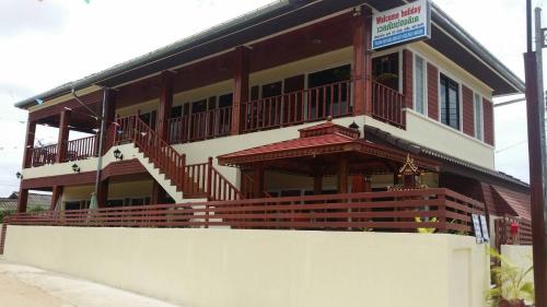 Bangunan di mana terletaknya rumah tamu ini