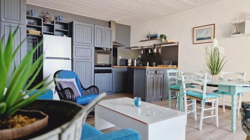 Le Lac, appartement face à la mer avec balcon