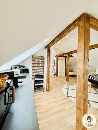 a living room with a loft with wooden beams at Parkresidenz Viktoria Luise in Bad Salzuflen