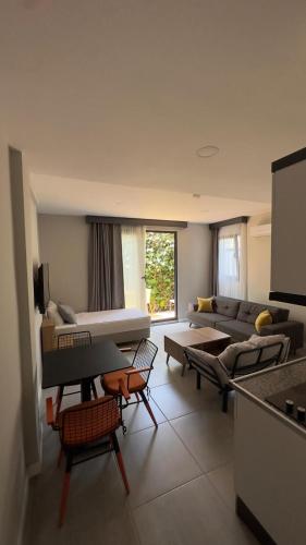 ein Wohnzimmer mit Sofa und Tisch in der Unterkunft Boutique Natural Apart Hotel in Kemer