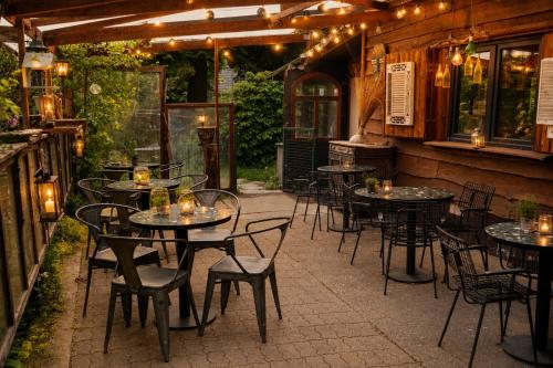 an outdoor patio with tables and chairs and lights at Belgian GP 2026 Fast Access The Hilltop Lodge in Amblève