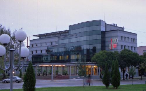 a large building with a lot of windows at Hotel Sevlievo Plaza in Sevlievo