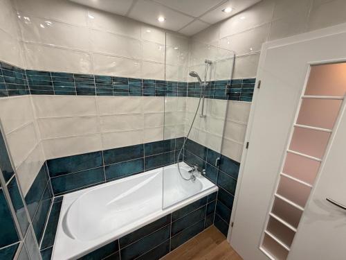 Noir Hotel — Bathroom