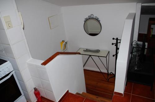 リスボンにあるLisbon Sloped Ceiling Apartmentの白い部屋(テーブル、鏡付)