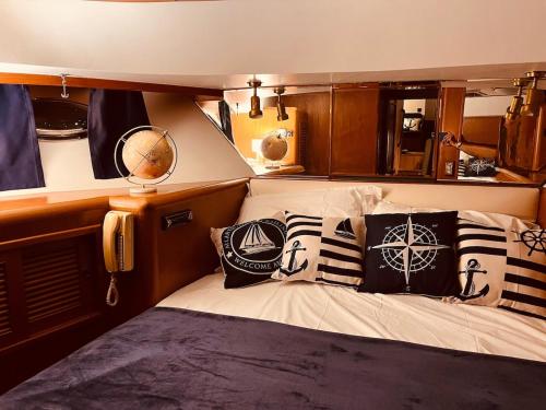 Carios - Yacht à quai