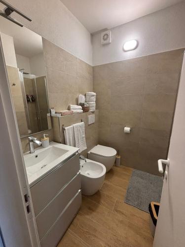 a bathroom with a white toilet and a sink at La casa di Giorè - Fronte Mare Gabbiani Ombrellone e 2 lettini inclusi in Fano