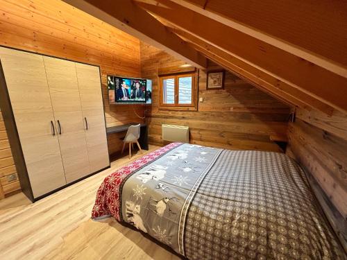 a bedroom with a bed in a log cabin at Chalet Heidi in Ventron