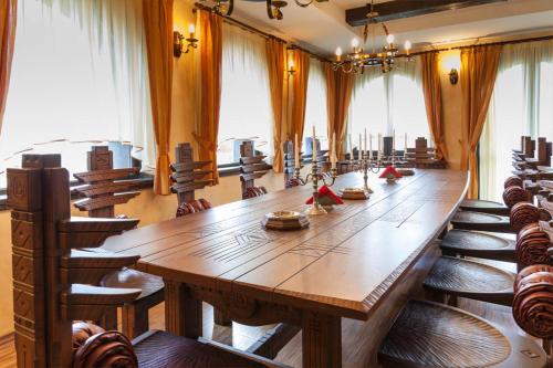 a large conference room with a long table and chairs at Любомировата къща in Sredni Kolibi