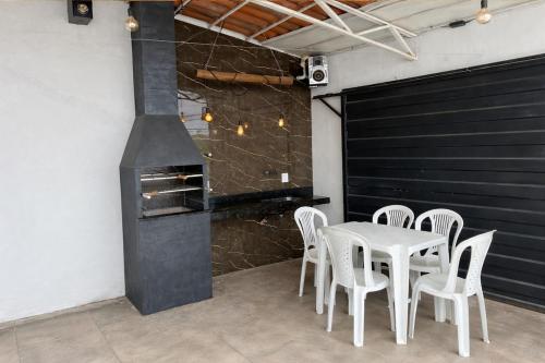 a kitchen with a table and chairs and a stove at Casa para temporada em SRN in São Raimundo Nonato