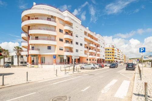 GuestReady - Vibrant flat w/ balcony