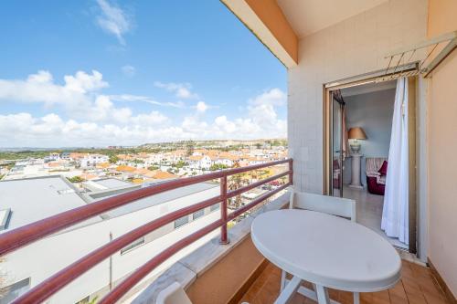 GuestReady - Vibrant flat w/ balcony