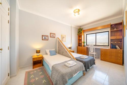 GuestReady - Vibrant flat w/ balcony