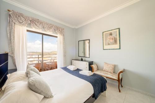 GuestReady - Vibrant flat w/ balcony