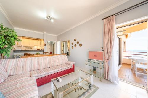 GuestReady - Vibrant flat w/ balcony