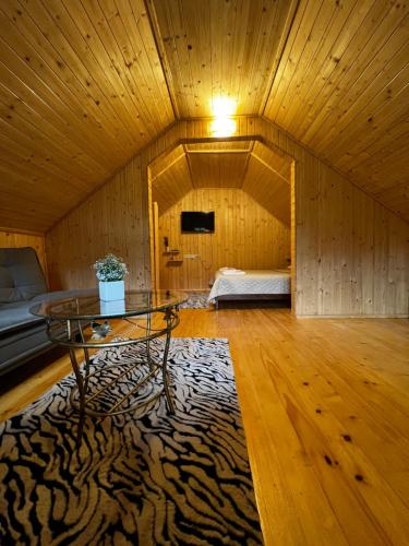 a room with a table and a bed in a room at Medvidske in Tukhlya