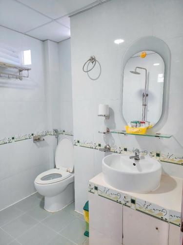 a bathroom with a toilet and a sink and a mirror at KHÁCH SẠN THU NGUYỄN - ngay BẾN NINH KIỀU, CHỢ ĐÊM in Can Tho
