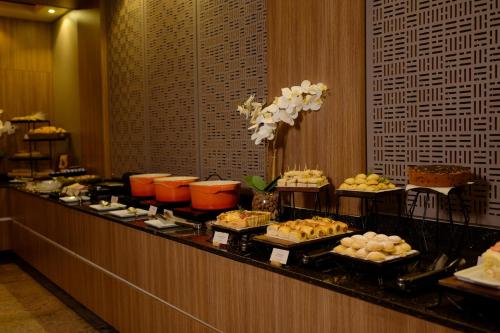 a buffet line in a hotel with food on it at Locanda Hotel in Novo Hamburgo