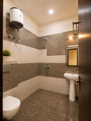 a bathroom with a toilet and a sink at Hotel Boston Rooms by SOT - Affordable Stay near Taj #Parking #Ac #2 min drive to Taj in Agra