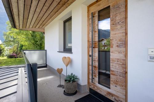 una stanza con una porta scorrevole in vetro e una finestra di Ferienwohnung Gartner a Uderns