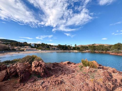 Appart T2 neuf le Dramont terrasse et plage à pied