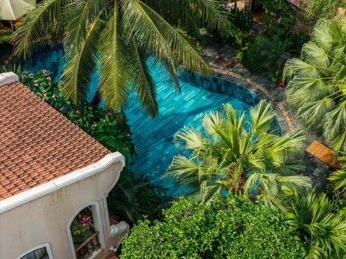 an overhead view of a swimming pool with palm trees at Trang An Aroma Ecolodge Ninh Binh in Ninh Binh