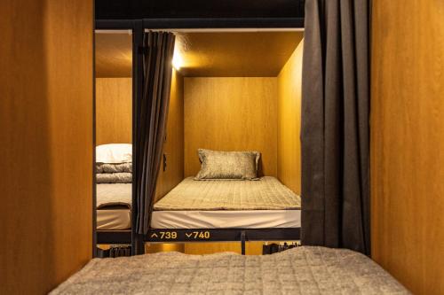 ein Schlafzimmer mit zwei Etagenbetten und einem Spiegel in der Unterkunft Lazy Cube in Seoul
