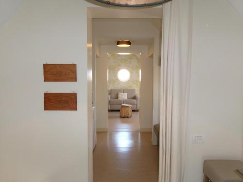 a hallway leading to a living room with a couch at huisje Kraaiberg in Heuvelland